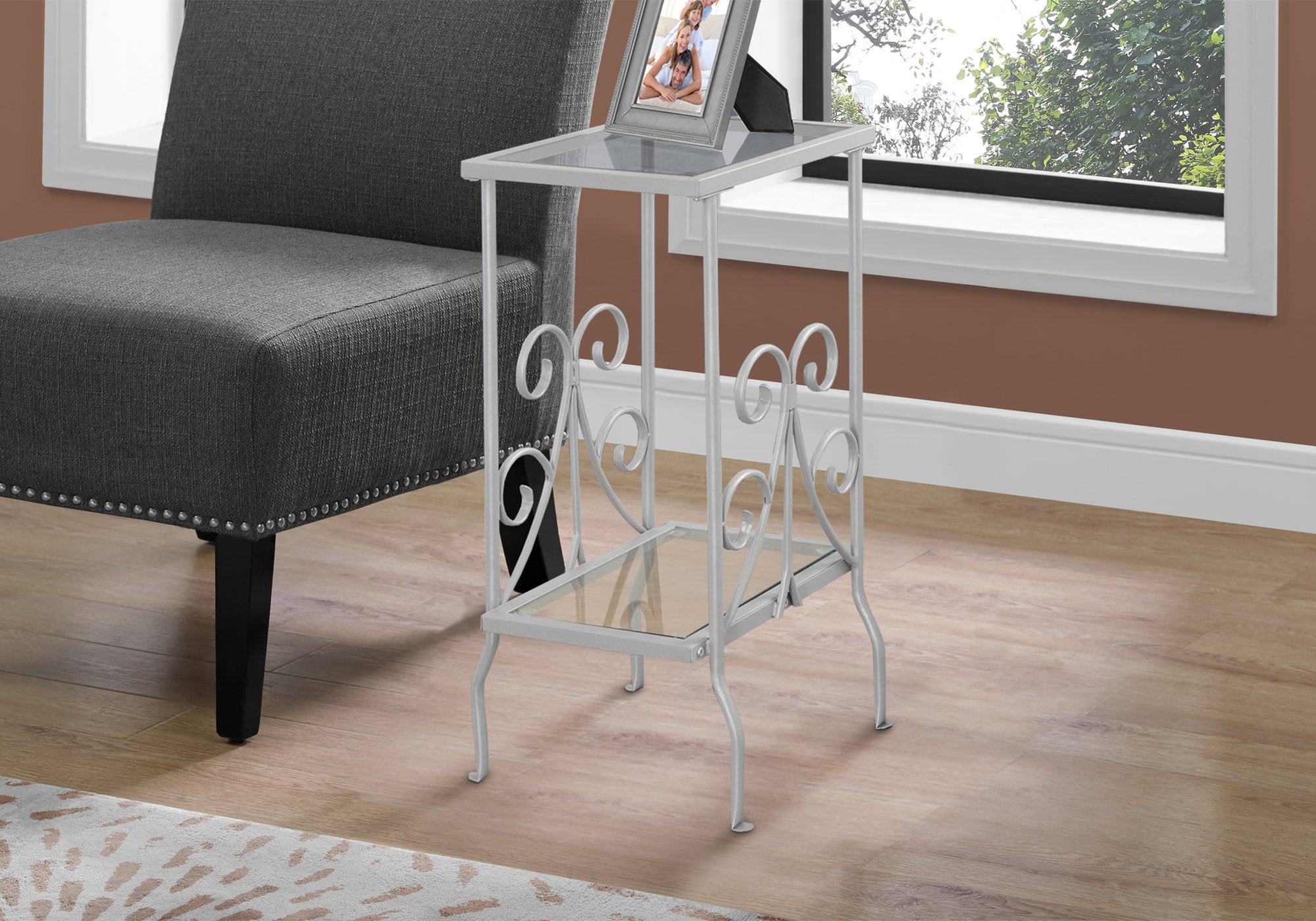 accent table 30h silver metal with tempered glass i3158